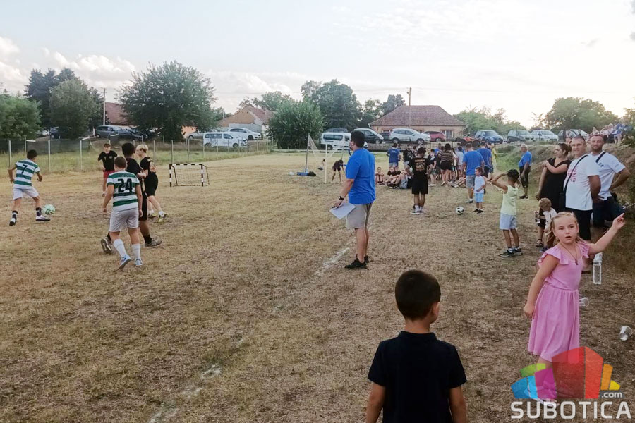 Najmlađi čuvari tradicije - U porti hrama na Kelebiji održane 8. Petrovdanske svečanosti
