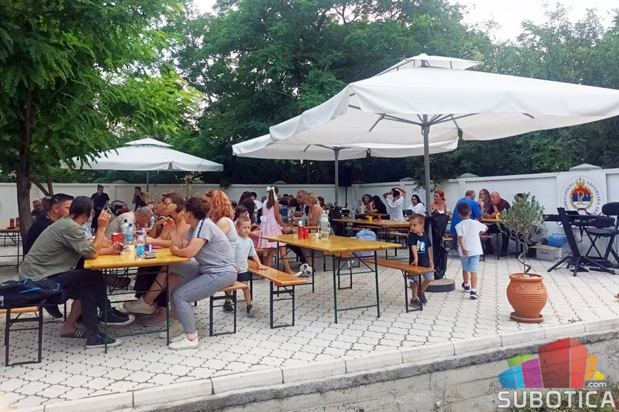 Najmlađi čuvari tradicije - U porti hrama na Kelebiji održane 8. Petrovdanske svečanosti