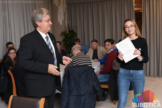 Dodeljene stipendije Rotary kluba najuspešnijim đacima i studentima