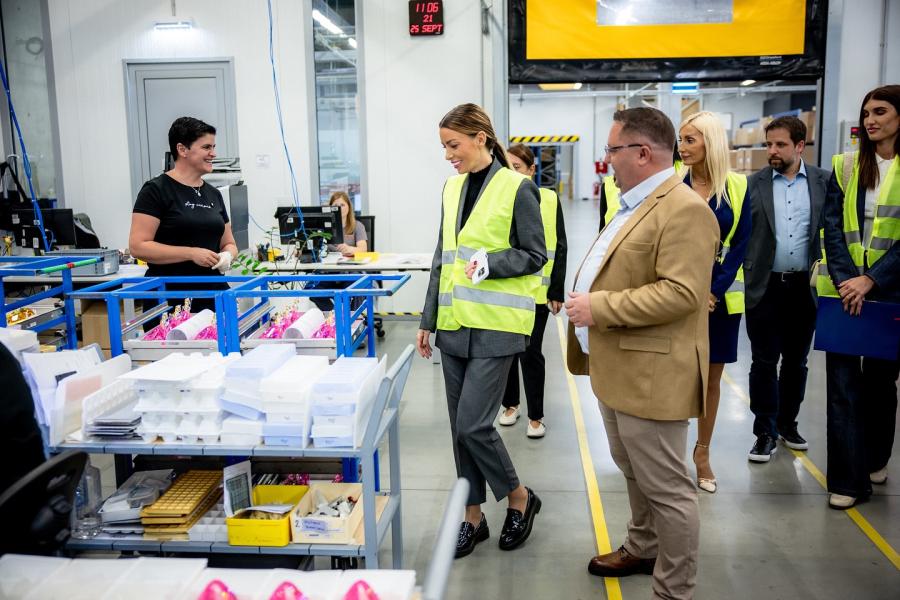 „Swarovski“ planira širenje proizvodnje, ministarka privrede obišla pogon i razgovarala sa rukovodstvom fabrike