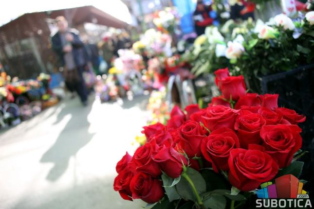 Produženo radno vreme cvetnog dela na pijacama