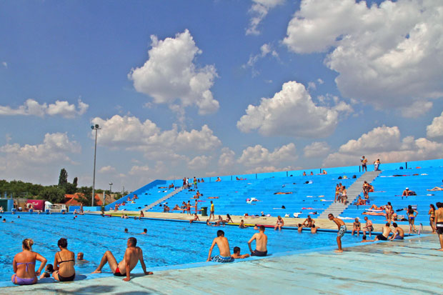 Loši vremenski uslovi umanjili posetu bazenima i do 50 odsto