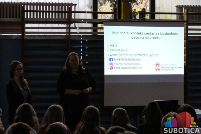 Deca slušala o pretnjama koje dolaze sa interneta
