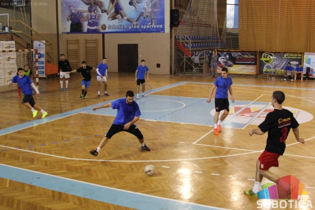 Počeo 44. Novogodišnji turnir u malom fudbalu