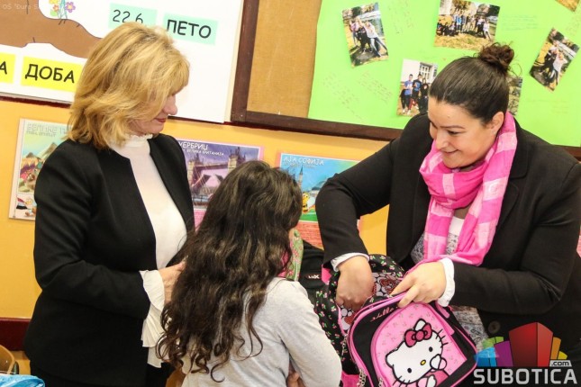 Uručeni besplatni udžbenici deci iz romskih porodica