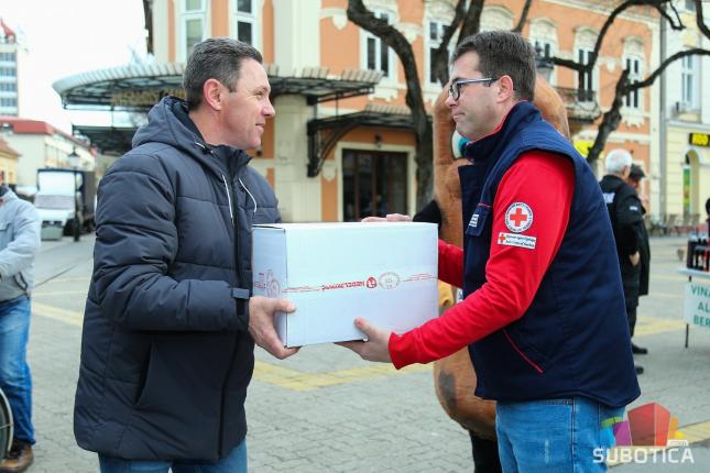 Udruženje "Kobasicijada" iz Turije doniralo kobasice Crvenom krstu