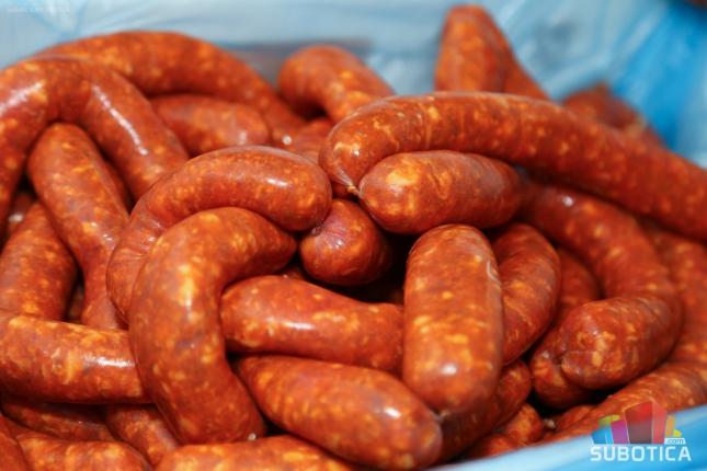 Udruženje "Kobasicijada" iz Turije doniralo kobasice Crvenom krstu