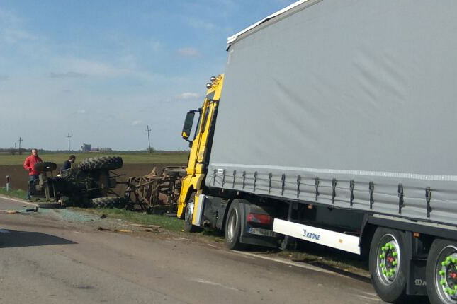 Kamion naleteo na traktor, jedna osoba lakše povređena
