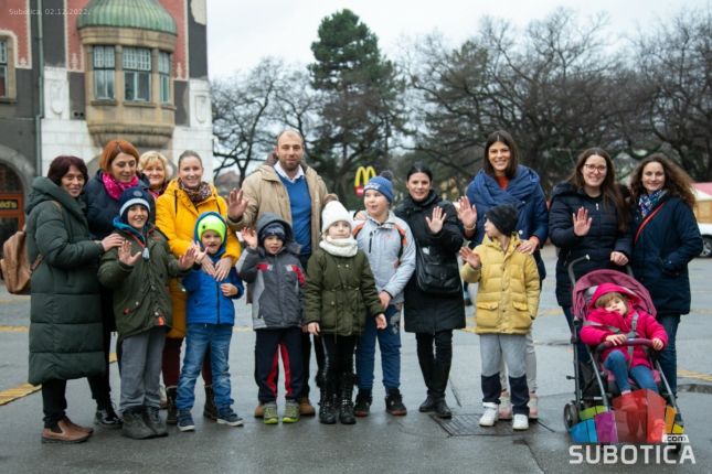 Đaci „Svetomir Bojanin“ delili poruke sugrađanima