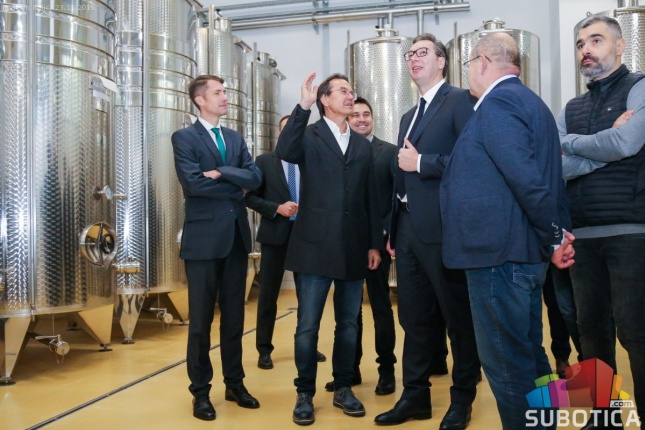 Predsednik Srbije Aleksandar Vučić obišao nove proizvodne pogone na Paliću i u Subotici
