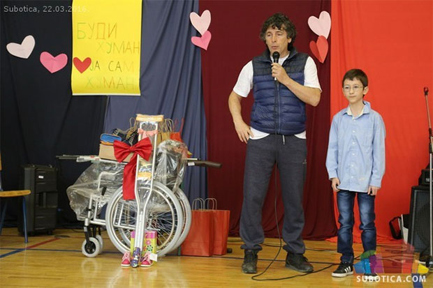 Žića Maradona donirao pomagala deci sa smetnjama