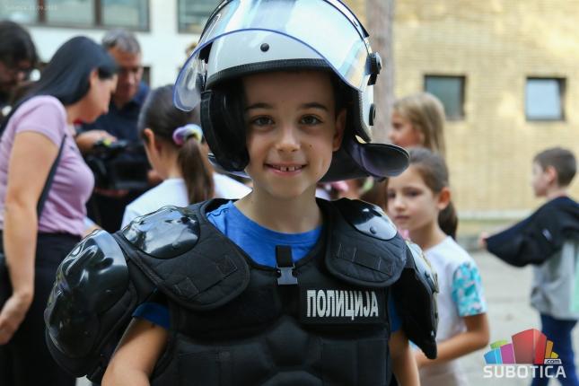"Zajedno i bezbedno kroz detinjstvo" - subotički policajci ugostili đake osnovnih škola
