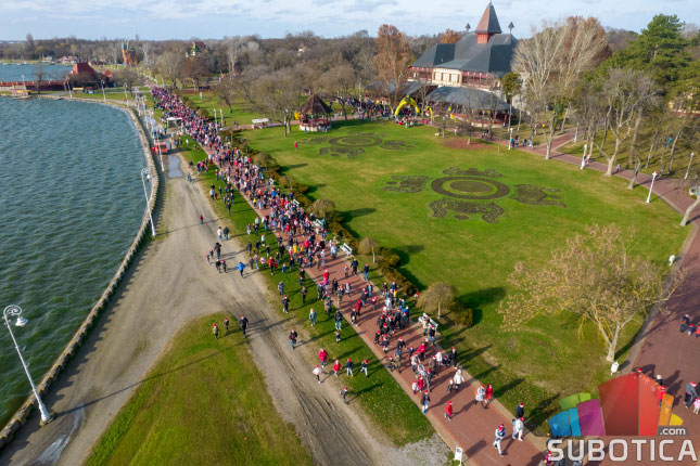 Nikad masovnija Trka Deda Mrazeva na Paliću okupila oko 3.000 učesnika