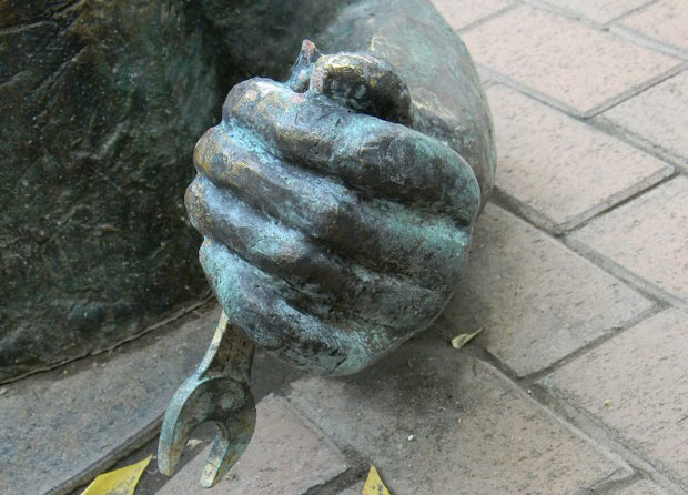 Vandali ponovo oštetili skulpturu vodoinstalatera