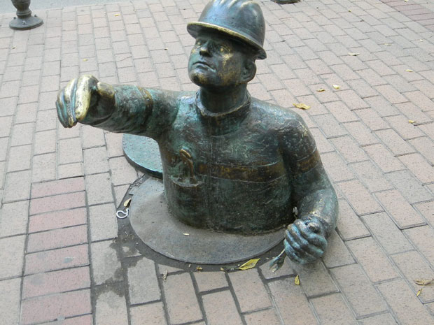 Vandali ponovo oštetili skulpturu vodoinstalatera