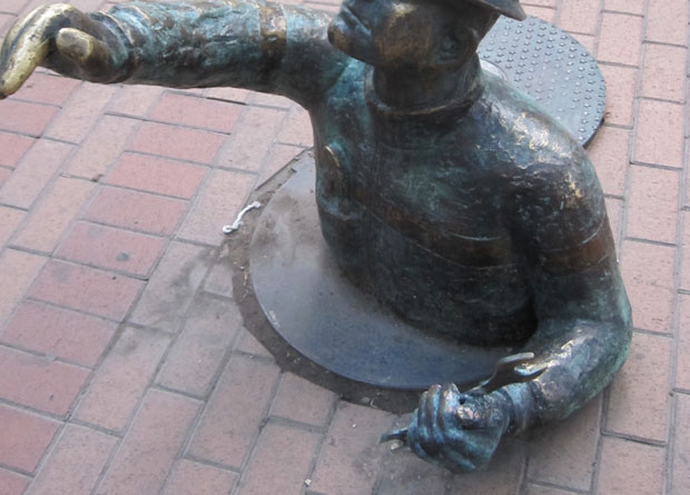 Vandali ponovo oštetili skulpturu vodoinstalatera