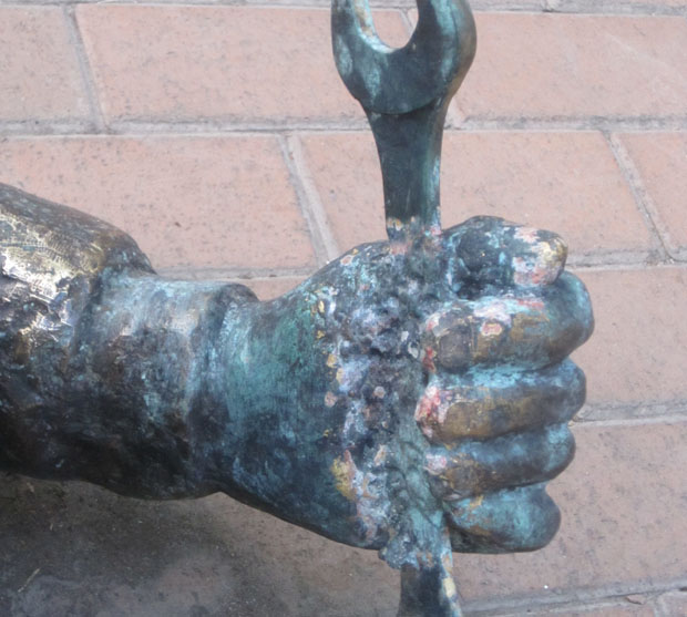 Vandali ponovo oštetili skulpturu vodoinstalatera