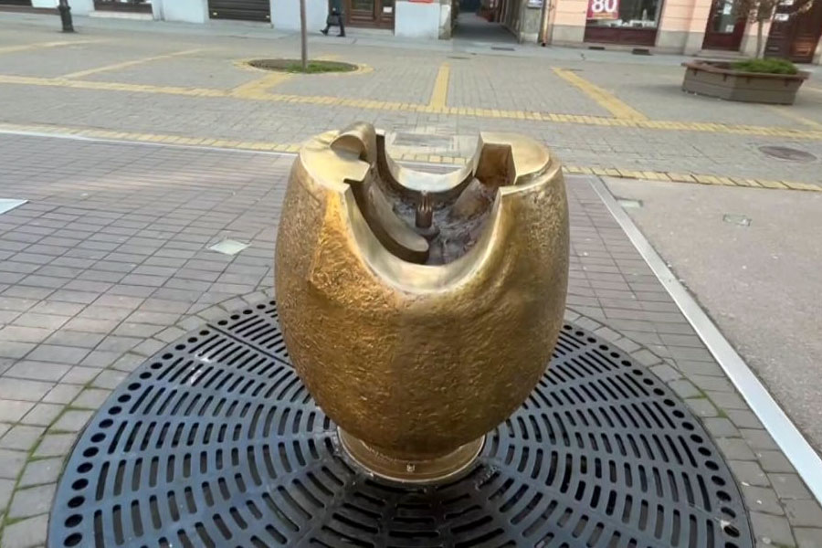 „Tri ćupa“ ponovo krase park ispred Gradske kuće, obnovljena i "bronzana česma"