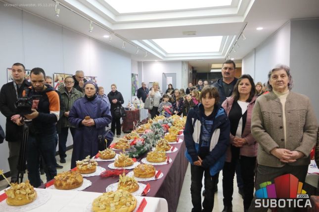 Otvorena 15. Božićna izložba - prikazani božićnjaci, tradicionalni kolači koji simbolizuju rođenje Hristovo