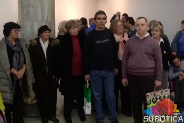 Održana humanitarna izložba slika Borisa Hrnjaka