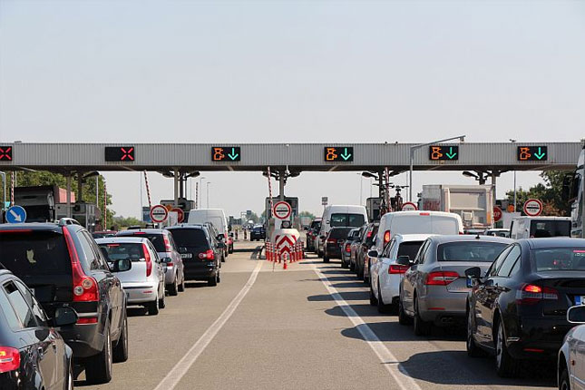 Pojačan intenzitet saobraćaja i duža zadržavanja na graničnim prelazima