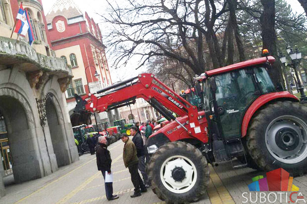 Traktori pred Gradskom kućom
