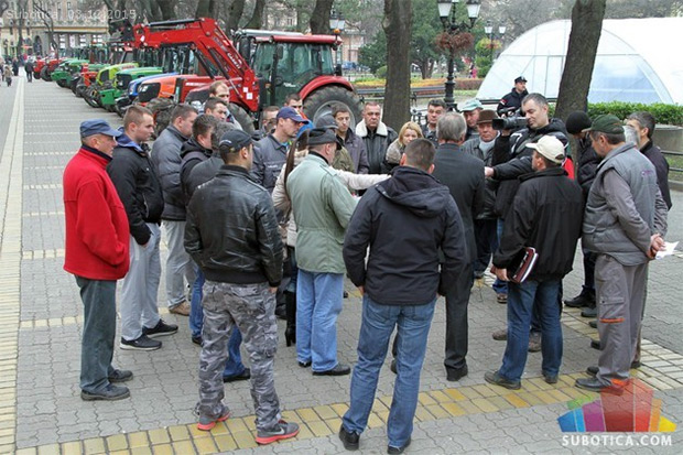 Traktori pred Gradskom kućom