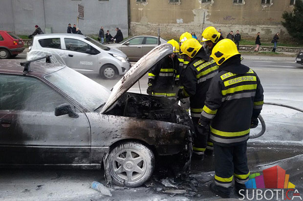Vatrogasci sprečili širenje vatre na automobilu sa butan bocom