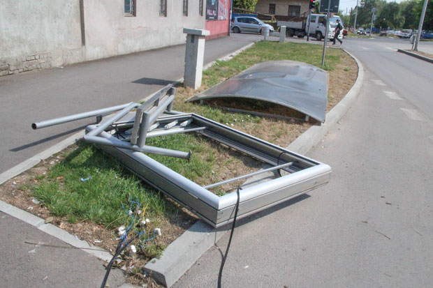 Autobus oštetio autobusko stajalište kod Bolnice