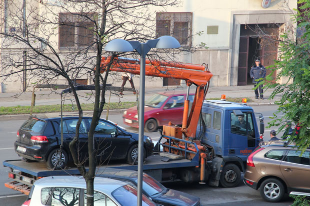 Oprez kod parkiranja na početku ulice Maksima Gorkog