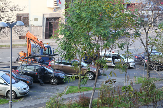 Oprez kod parkiranja na početku ulice Maksima Gorkog