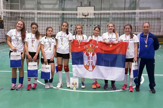 Učenice OŠ "Miroslav Antić" sa Palića najbolje na odbojkaškom turniru u Debrecenu