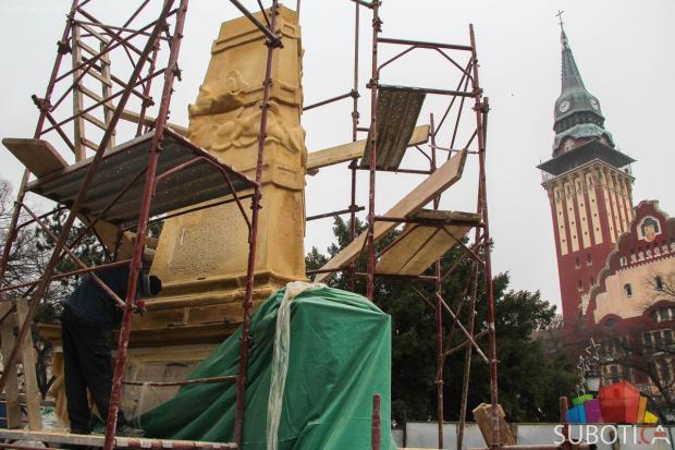 Prolongiran završetak radova na spomenik-skulpturi Svetom Trojstvu