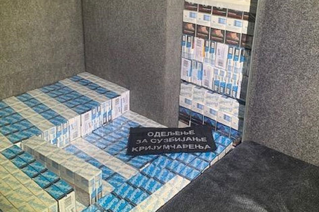 Carinici otkrili zlatni nakit i više od 16 hiljada paklica cigareta