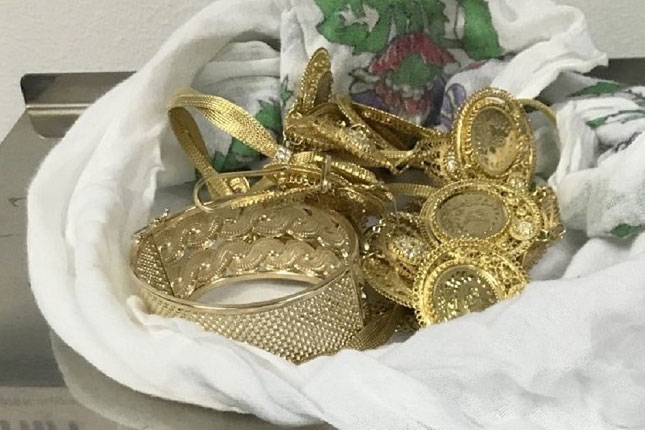 Carinici otkrili zlatni nakit i više od 16 hiljada paklica cigareta