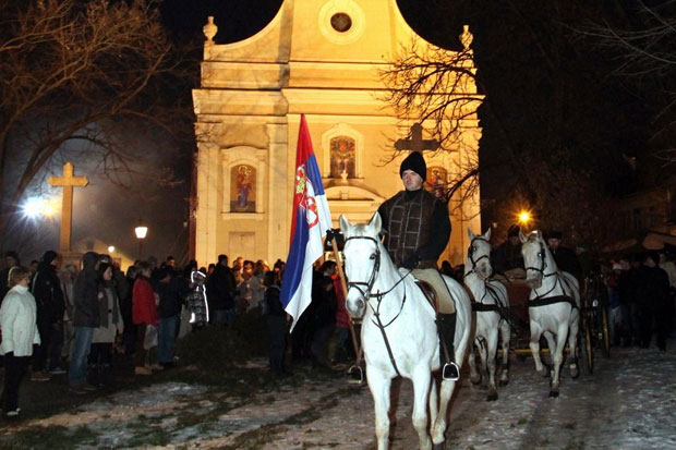 Osvešten i naložen badnjak uz pesmu, igru i veselje