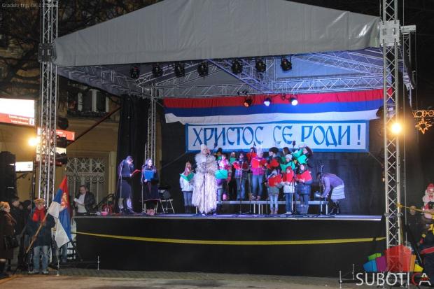 Osvešten i naložen badnjak uz pesmu, igru i veselje