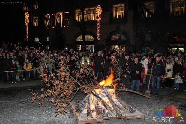Osvešten i naložen badnjak uz pesmu, igru i veselje