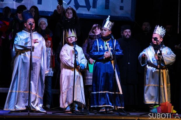 Osvešten i naložen badnjak uz pesmu, igru i veselje