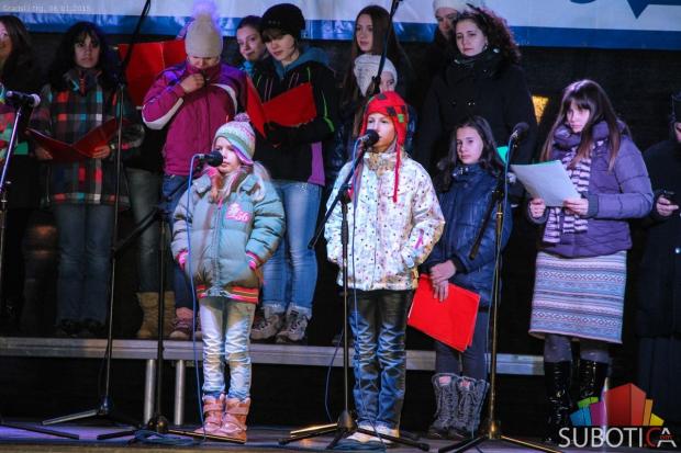 Osvešten i naložen badnjak uz pesmu, igru i veselje