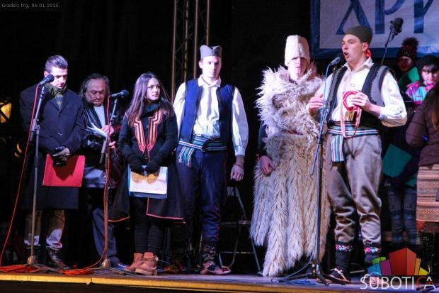 Osvešten i naložen badnjak uz pesmu, igru i veselje