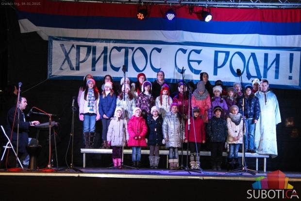 Osvešten i naložen badnjak uz pesmu, igru i veselje