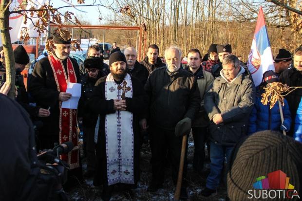 Osvešten i naložen badnjak uz pesmu, igru i veselje
