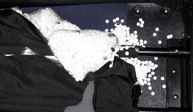 Carinici pronašli više od 15.000 sedativa u duplom dnu kofera