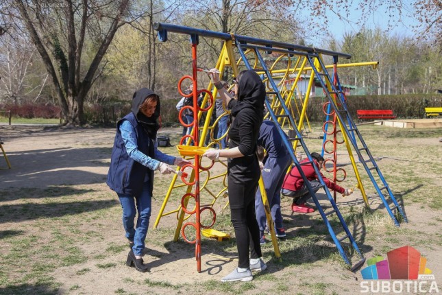 Mladi iz Subotice i migranti uredili dečje igralište u Zoo vrtu