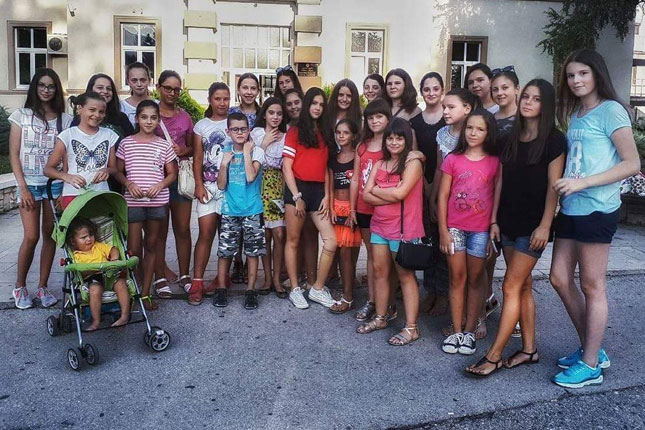 Trinaestogodišnja Biljana je izgubila nogu zbog raka, ali danas se još više raduje životu