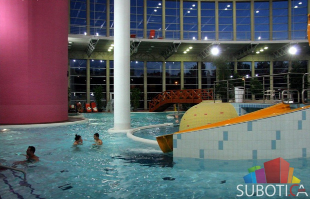 Noćno kupanje u Akvapolisu preko Suboticatransa