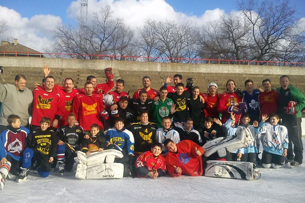 Održani revijalni hokejaški susreti mama i tata protiv dece (Fun hockey day)