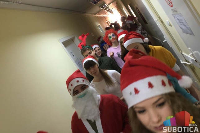 "Nasmejani pajaci" obradovali decu na odeljenju pedijatrije