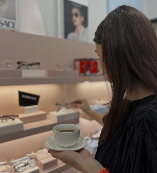 Doživite jedinstven spoj ukusa i stila u optici "Perfect vision" - izaberite naočare uz kafu